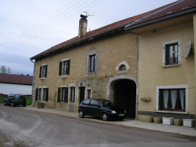 Façade antérieure vue de trois quarts. © Région Bourgogne-Franche-Comté, Inventaire du patrimoine