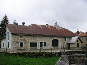 Façade postérieure et appentis vus de trois quarts. © Région Bourgogne-Franche-Comté, Inventaire du patrimoine