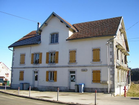 Façade antérieure et pignon sud-est vus de trois quarts. © Région Bourgogne-Franche-Comté, Inventaire du patrimoine