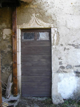 Vue de la porte avec linteau en accolade sur la façade postérieure. © Région Bourgogne-Franche-Comté, Inventaire du patrimoine