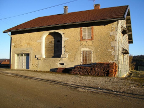 Façade postérieure et pignon sud-ouest vus de trois quarts. © Région Bourgogne-Franche-Comté, Inventaire du patrimoine