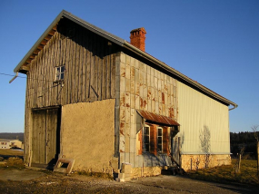 Entrée et façade latérale de la remise vues de trois quarts. © Région Bourgogne-Franche-Comté, Inventaire du patrimoine