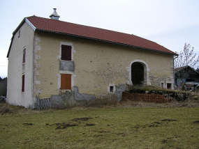 Façade postérieure et levée de grange vues de trois quarts. © Région Bourgogne-Franche-Comté, Inventaire du patrimoine