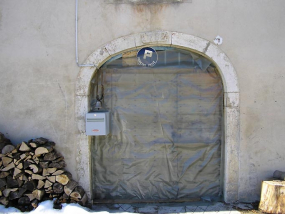 Vue de la porte de grange et de l'inscription sur la clef. © Région Bourgogne-Franche-Comté, Inventaire du patrimoine