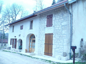 Façade antérieure vue de trois quarts. © Région Bourgogne-Franche-Comté, Inventaire du patrimoine