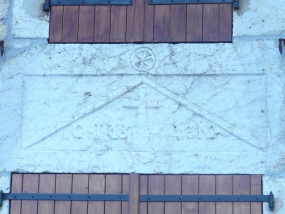 Vue du linteau de porte avec inscription. © Région Bourgogne-Franche-Comté, Inventaire du patrimoine