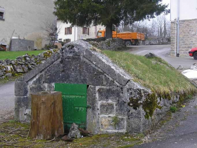 Vue de trois quarts sur ensemble hydraulique. © Région Bourgogne-Franche-Comté, Inventaire du patrimoine