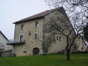 Vue de trois quarts sur façade postérieure et porte de grange. © Région Bourgogne-Franche-Comté, Inventaire du patrimoine