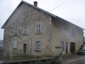 Vue de trois quarts sur pignon nord et façade antérieure. © Région Bourgogne-Franche-Comté, Inventaire du patrimoine