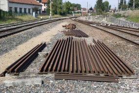 Stock de rails en gare de Champagnole. © Région Bourgogne-Franche-Comté, Inventaire du patrimoine