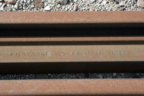 Inscription sur un rail en gare de Champagnole. © Région Bourgogne-Franche-Comté, Inventaire du patrimoine