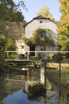Vue d'ensemble depuis l'est, avec le bief d'amenée. © Région Bourgogne-Franche-Comté, Inventaire du patrimoine