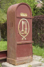 Détail : la borne fontaine portant les armoiries de la cité et la date 1894. © Région Bourgogne-Franche-Comté, Inventaire du patrimoine