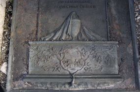 Dalle de fonte : décor avec tombeau, urne voilée et lierre. © Région Bourgogne-Franche-Comté, Inventaire du patrimoine