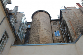 Façade postérieure : vue d'ensemble de la tour d'escalier. © Région Bourgogne-Franche-Comté, Inventaire du Patrimoine