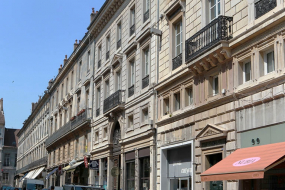 Vue d'ensemble depuis la rue de trois quarts droit. © Région Bourgogne-Franche-Comté, Inventaire du Patrimoine