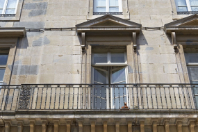 Façade antérieure : détail du balcon. © Région Bourgogne-Franche-Comté, Inventaire du Patrimoine