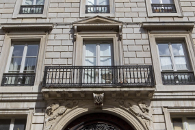 Détail de la fenêtre avec son balcon au-dessus du portail d'entrée. © Région Bourgogne-Franche-Comté, Inventaire du Patrimoine