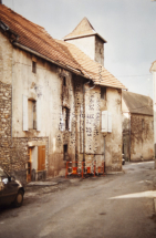 Bâtiment : vue générale depuis la rue Basse, après l'incendie (vers 2000). © Région Bourgogne-Franche-Comté, Inventaire du patrimoine