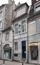 Façade sur rue de trois quarts droit. © Région Bourgogne-Franche-Comté, Inventaire du Patrimoine