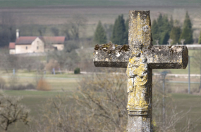 Détail : Vierge à l'Enfant. Au second plan la chapelle Saint-Hilaire. © Région Bourgogne-Franche-Comté, Inventaire du patrimoine