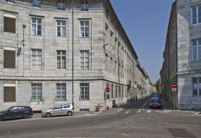 Logis principal : façade sur rue, de trois quarts gauche. © Région Bourgogne-Franche-Comté, Inventaire du Patrimoine