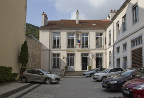 Vue d'ensemble du logis principal depuis l'entrée de la cour. © Région Bourgogne-Franche-Comté, Inventaire du Patrimoine