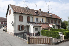 Habitation à 8 logements vue de trois quarts. © Région Bourgogne-Franche-Comté, Inventaire du patrimoine