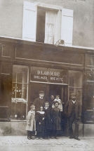 [Vue de la devanture de l'ancien magasin de Denis-Joseph Laboube, avant 1912). © Région Bourgogne-Franche-Comté, Inventaire du patrimoine