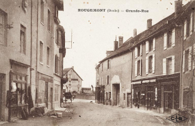 Rougemont, Doubs-Grande-Rue. [Le magasin de Denis-Joseph Laboube est le 1er à droite de la carte postale]. © Région Bourgogne-Franche-Comté, Inventaire du patrimoine