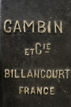Grand jouet : inscription se rapportant au constructeur des fraiseuses. © Région Bourgogne-Franche-Comté, Inventaire du patrimoine