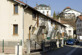 Habitation ouvrière rue de Guebwiller. Façade antérieure vue de trois quarts. © Région Bourgogne-Franche-Comté, Inventaire du patrimoine