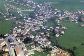 25140 Charquemont [vue aérienne du village depuis l'ouest], 4e quart 20e siècle © Région Bourgogne-Franche-Comté, Inventaire du patrimoine