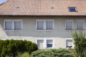 Fenêtres horlogères sur la façade antérieure. © Région Bourgogne-Franche-Comté, Inventaire du patrimoine