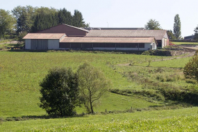 Vue d'ensemble des bâtiments agricoles depuis l'ouest. © Région Bourgogne-Franche-Comté, Inventaire du patrimoine