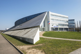 Lycée Gustave Courbet : façade d'entrée et angle nord-ouest du bâtiment socio-éducatif. © Région Bourgogne-Franche-Comté, Inventaire du patrimoine