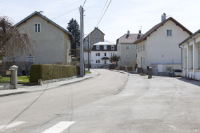 Vue d'ensemble de la rue Pasteur. Le bâtiment est visible à l'extrémité de la rue. © Région Bourgogne-Franche-Comté, Inventaire du patrimoine