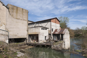Bâtiments à l'extrémité est du barrage, à l'entrée du canal d'amenée. © Région Bourgogne-Franche-Comté, Inventaire du patrimoine
