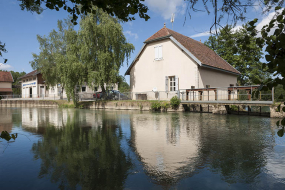 Vue depuis le début du canal d'amenée. © Région Bourgogne-Franche-Comté, Inventaire du patrimoine