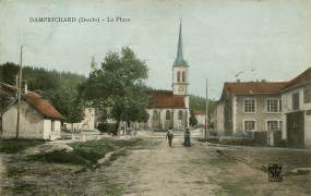 Damprichard (Doubs) - La place, entre 1904 et 1906. L'extrémité de l'usine Péquignot-Mougin est visible à droite. © Région Bourgogne-Franche-Comté, Inventaire du patrimoine
