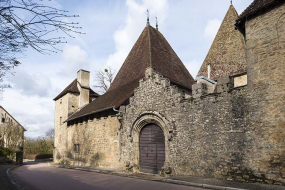 Portail d'entrée et mur d'enceinte en 2015. © Région Bourgogne-Franche-Comté, Inventaire du patrimoine