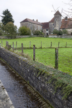 Le ruisseau pavé traversant le village et la maison forte. © Région Bourgogne-Franche-Comté, Inventaire du patrimoine