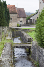 Le ruisseau canalisé tranversant le village. © Région Bourgogne-Franche-Comté, Inventaire du patrimoine