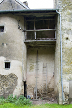 La galerie couverte reliant la tour circulaire abritant les escaliers et le colombier. © Région Bourgogne-Franche-Comté, Inventaire du patrimoine