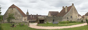 Vue générale des bâtiments autour de la cour : grange à gauche et demeure à droite. © Région Bourgogne-Franche-Comté, Inventaire du patrimoine