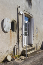 Façade latérale gauche : porte encadrée par deux oculus. © Région Bourgogne-Franche-Comté, Inventaire du patrimoine