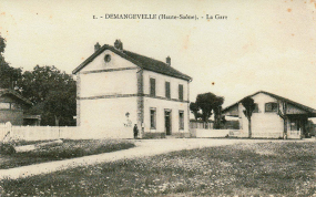 Demangevelle. La gare et la halle à marchandises. Carte postale. © Région Bourgogne-Franche-Comté, Inventaire du patrimoine