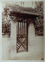 Porte du pavillon. Photographie de Gaston de Landreville dit Vedastus. © Région Bourgogne-Franche-Comté, Inventaire du patrimoine
