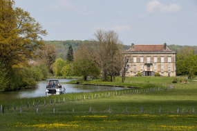 Le château, longé par la Saône. © Région Bourgogne-Franche-Comté, Inventaire du patrimoine