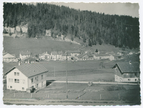 [Le bas du village des Gras, vu depuis l'est], 23 octobre 1950. La maison est au premier plan à gauche. © Région Bourgogne-Franche-Comté, Inventaire du patrimoine